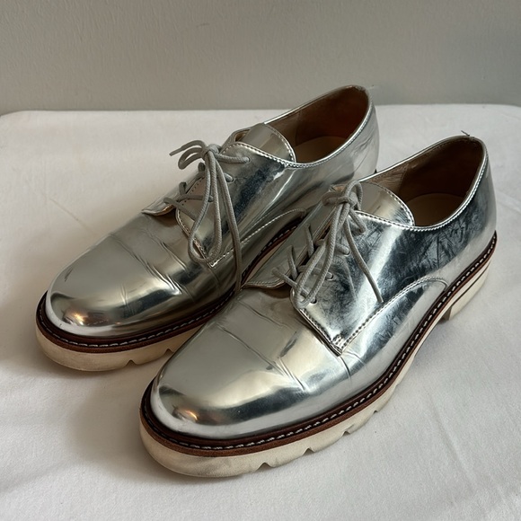 Stuart Weitzman silver lace up oxford loafers with small lug sole - Picture 3 of 6